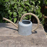 Arrosoir antiquité | L'arroseur arrosé