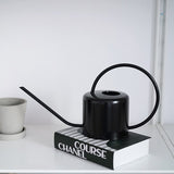 arrosoir en métal noir