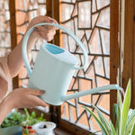 arrosoir en plastique bleu