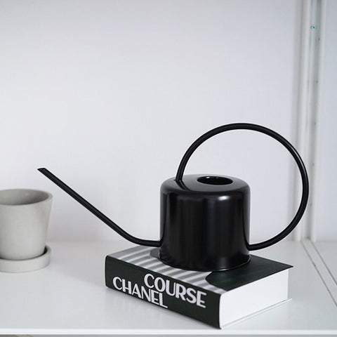 arrosoir en métal noir
