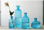 vase en verre bleu