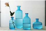 vase en verre bleu